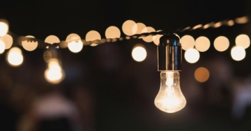 Lichterkette an Powerstation anschließen