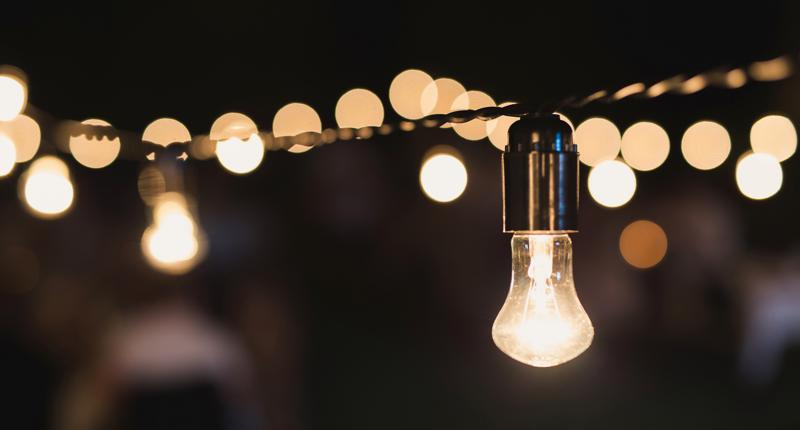 Lichterkette an Powerstation anschließen